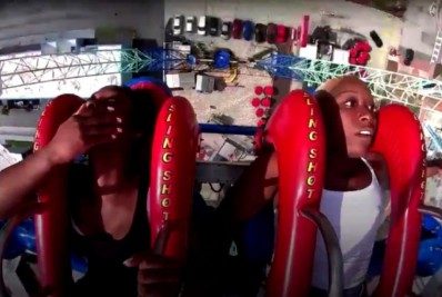 Mulher perde a peruca após ser 'catapultada' por brinquedo; vídeo