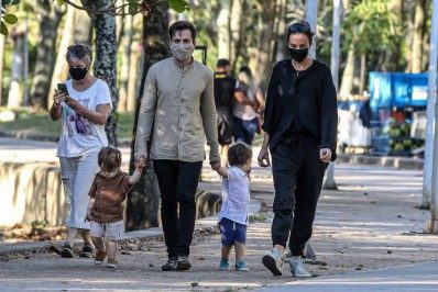 Thales Bretas, viúvo de Paulo Gustavo, passeia com os filhos