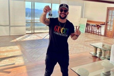 Ex-BBB Arthur mostra apartamento novo com vista para o mar