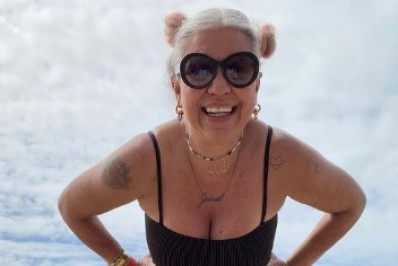 Astrid Fontenelle posa de maiô em praia e recebe elogios dos fãs