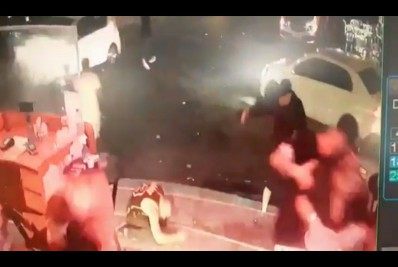 Vídeo: câmera registra momento em que açougueiro é morto em frente a bar na Baixada