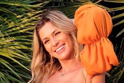 Em Las Vegas, Lívia Andrade ostenta no jantar e saboreia comida com ouro