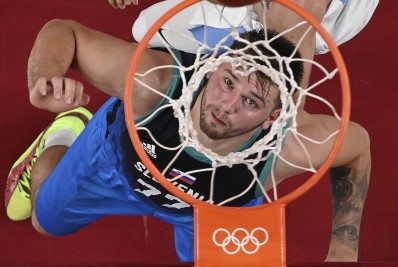 Astro da NBA é flagrado em festa clandestina na Vila Olímpica