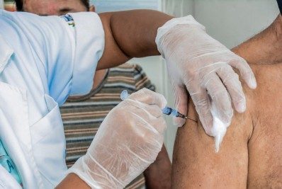 Meriti vacina homens de 37 anos contra a covid-19 nesta quinta-feira