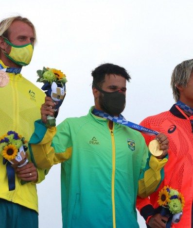 Italo Ferreira levou o ouro no surfe - AFP