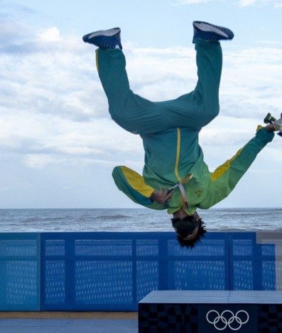 Italo Ferreira celebra a medalha - AFP