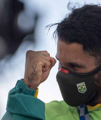 Italo Ferreira comemora vitória na Olimpíada - AFP