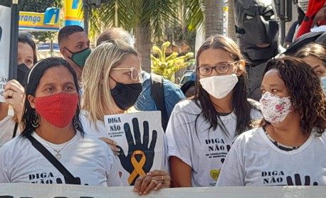 Mães de pacientes do Instituto Nacional do Câncer (Inca) fazem um protesto em frente à sede da instituição, na Praça da Cruz Vermelha, no Centro do Rio - Robson Moreira/ O DIA