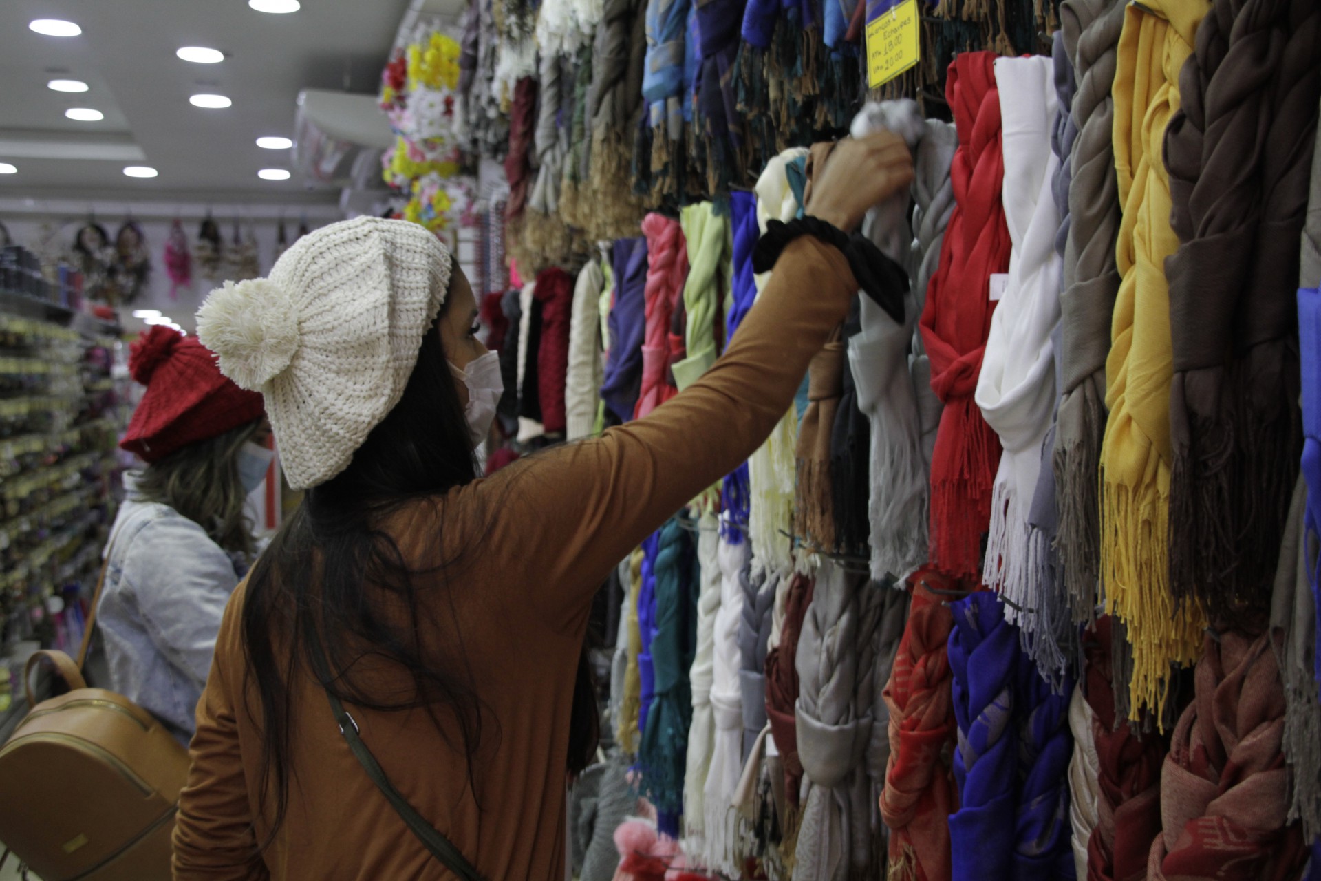 Rayane Gomes e Maria Aparecida compraram acessórios de inverno no Saara - Marcos Porto/Agencia O Dia