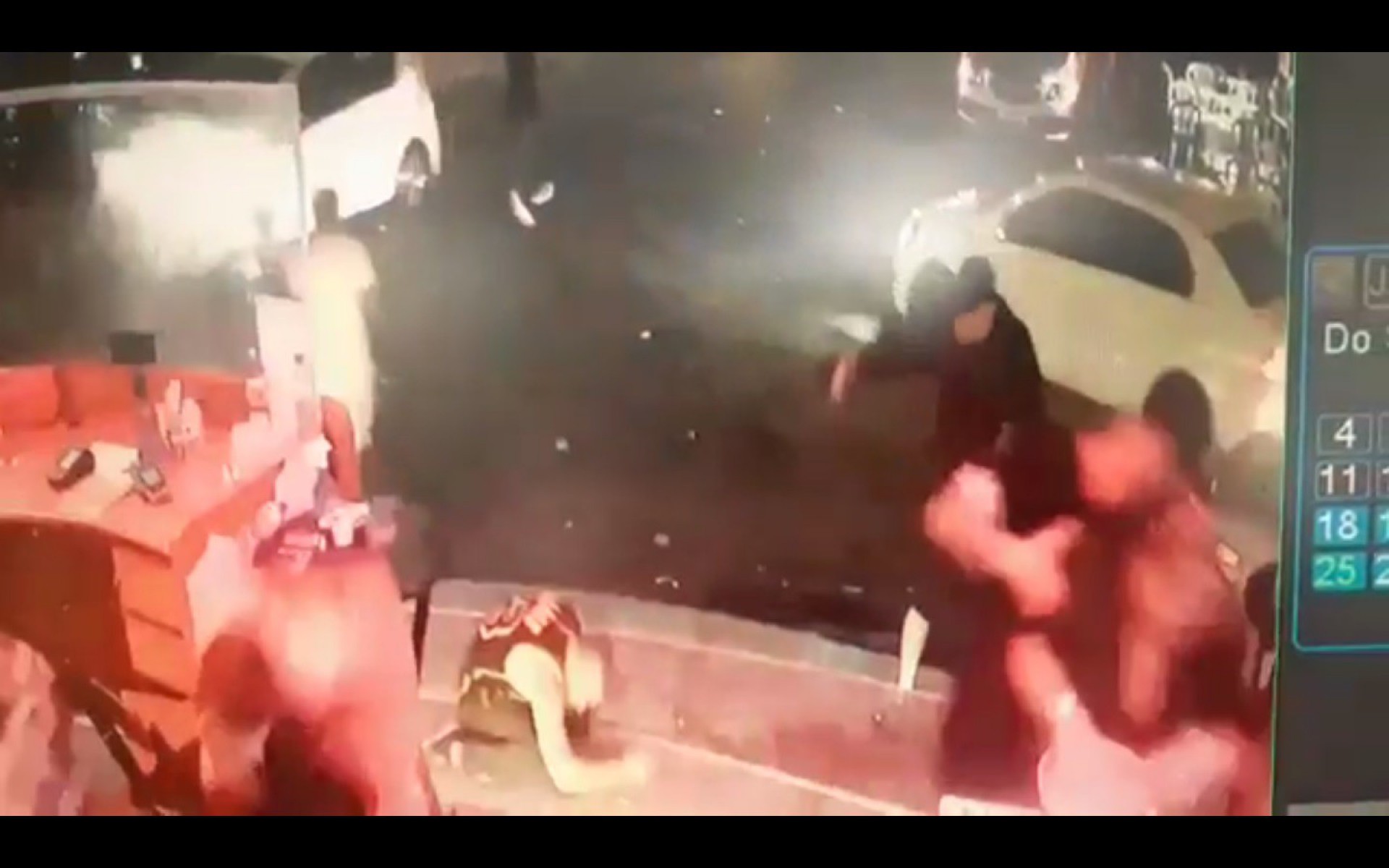 V&iacute;deo: c&acirc;mera registra momento em que a&ccedil;ougueiro &eacute; morto em frente a bar na Baixada