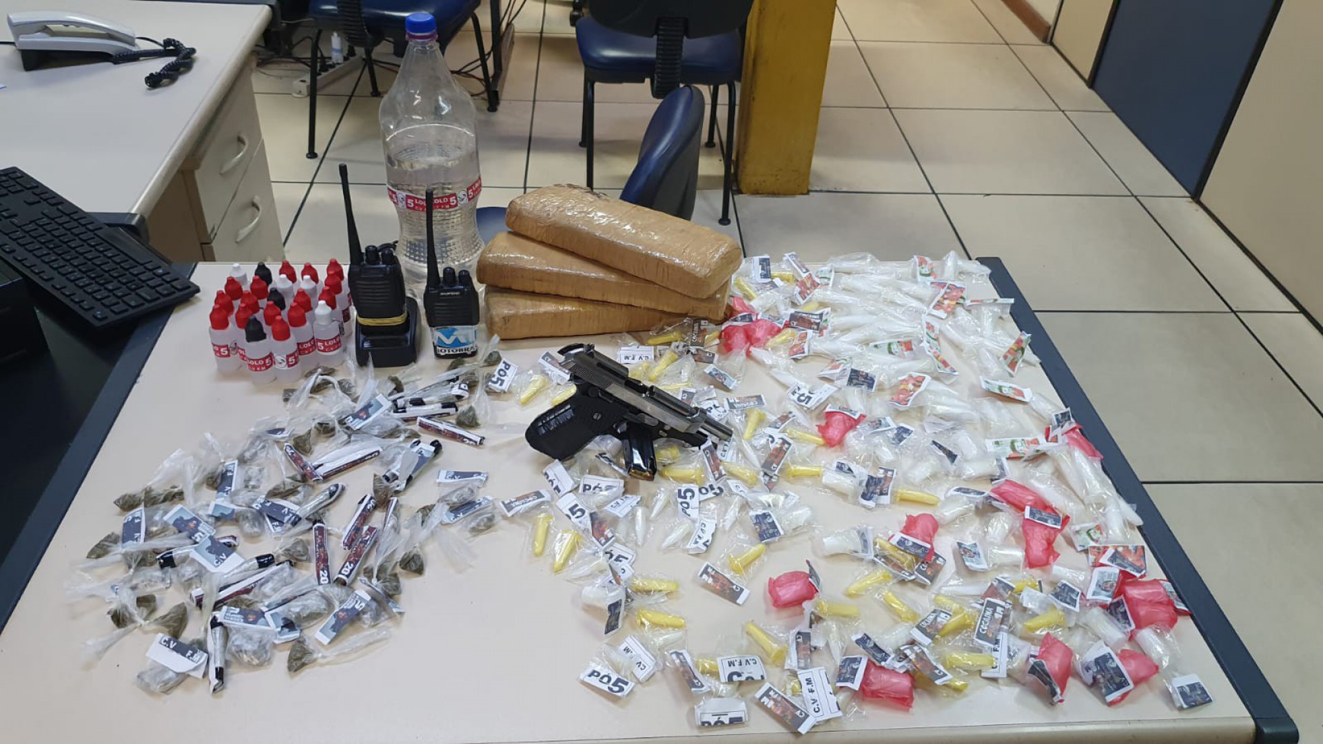 Polícia apreende arma e drogas em Vigário Geral