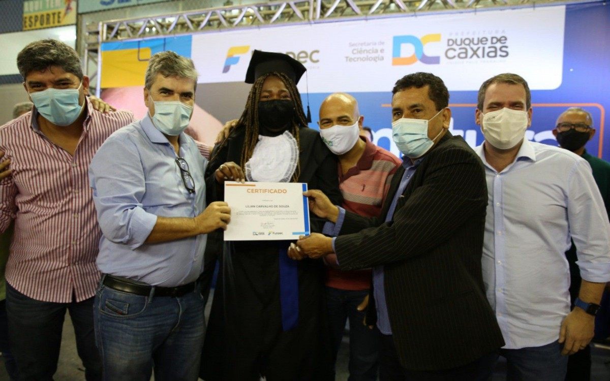 Fundec forma alunos do curso de beleza - Divulga&ccedil;&atilde;o