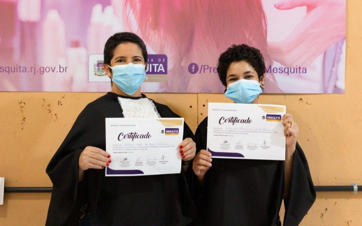 As alunas Sandra Couto e Marissane Pellegrini, mãe e filha de 44 e 26 anos respectivamente