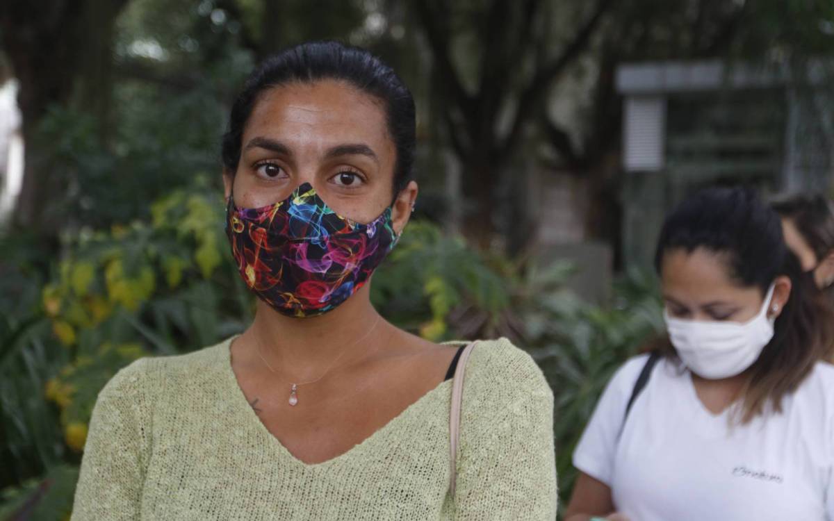 Geral - Retomada da vacinaçao contra Covid-19 no Rio de Janeiro. Na foto, Paula Gonçalves, 34, no Centro Municipal de Saude Manoel Jose Ferreira, no Catete, zona norte do Rio. - Reginaldo Pimenta / Agencia O Dia