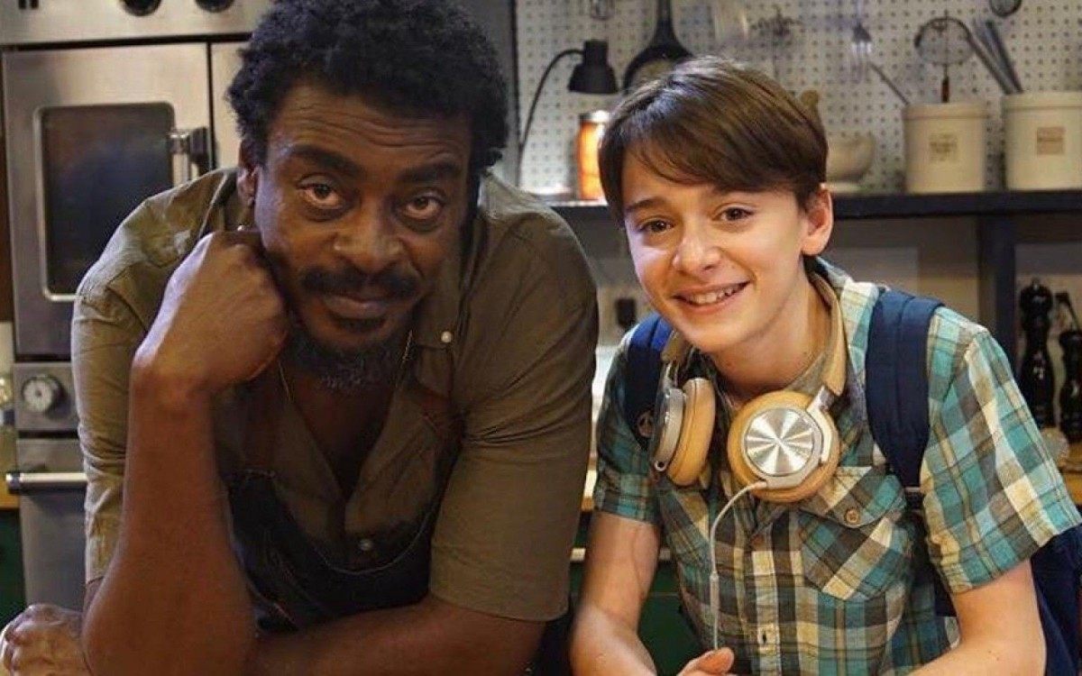 Seu Jorge e Noah Schnapp - Reprodução/Twitter