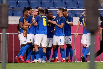 De folga, seleção masculina visita a Vila Olímpica em Tóquio