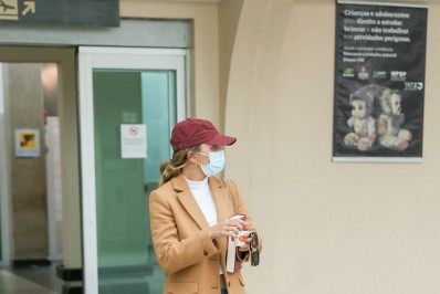 Quase irreconhecível, Rafa Kalimann desembarca em SP