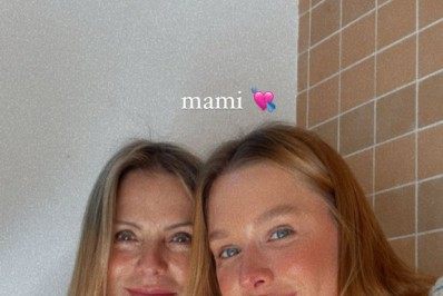 Filha de peixe, peixinho é! Mãe de Fiorella Mattheis rouba a cena com sua beleza em post na web