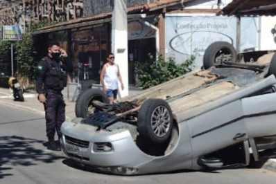 Veículos colidem e carro capota em Saquarema