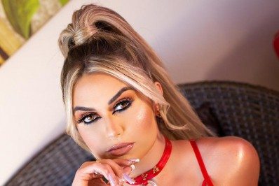 Ex-atriz das 'pegadinhas' exibe corpo escultural em ensaio de lingerie