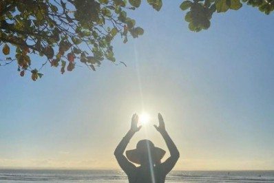 Ana Maria Braga posa de biquíni durante férias na praia