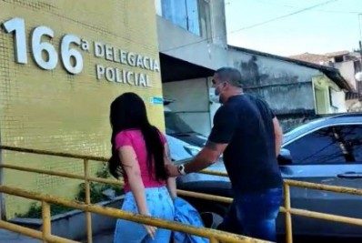 Namorada de chefe do tráfico de Angra é presa por roubo