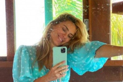 Carolina Dieckmann posa de biquíni e recebe elogio de Juliana Paes