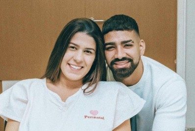 Cantor Dilsinho posta foto com a mulher na maternidade: 'Vem, filha'