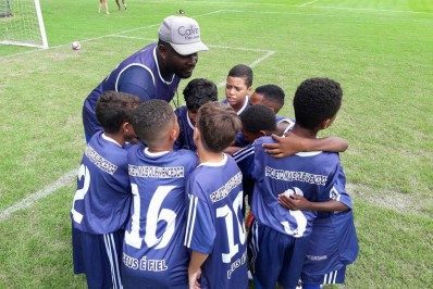 Projeto social de futebol em comunidade de SG recebe apoio de famosos