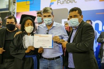 Fundec realiza cerimônia de formatura para alunos do curso de beleza