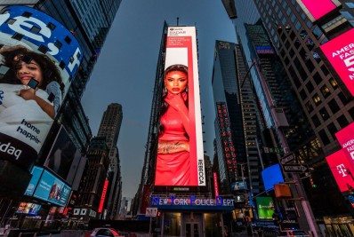 Com ‘Catucada de Leve’, Rebecca estampa telão na Times Square