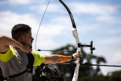Longe do favoritismo, Marcus Vinicius mira pódio no tiro com arco