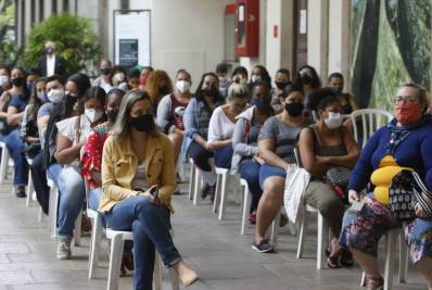 Retomada da vacinação no Rio é marcada por grande procura nos postos e cariocas felizes