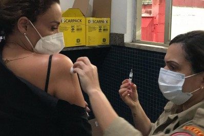 Em dia de chuva no Rio, Suzana Pires passa perrengue na fila da vacinação