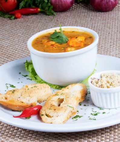 Brazuca: Baroando pela ilha, encontrei o camarão - Bobó de batata baroa com camarão, acompanhados de farofa de alho e torradas com tempero brazuca. #dica: acrescente molho de pimenta ou molho pesto a seu gosto - Divulgação