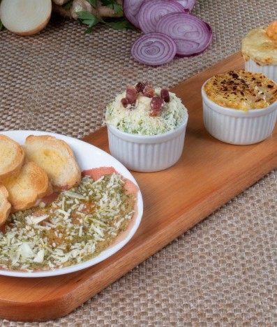 Carpaccio: Quarteto Carpaccio - É composto por finíssimas fatias de carne bovina com molho à base de alcaparras, siri gratinado, palmito e camarão combinados com queijos provolone e parmesão. Acompanhado de salada especial com alface crespa, bacon, queijo prato e maionese - Divulgação