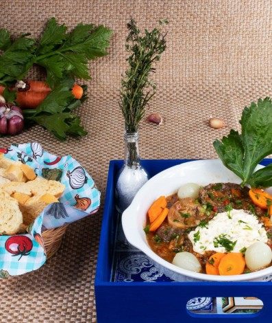 Buteco Maria Flor: Gostosinho do Andaraí - Um ossobuco com um consomê (caldo de legumes) de raízes e hortaliças frescas ao vinho branco, acompanhado de torradas e molho de pimenta - Divulgação