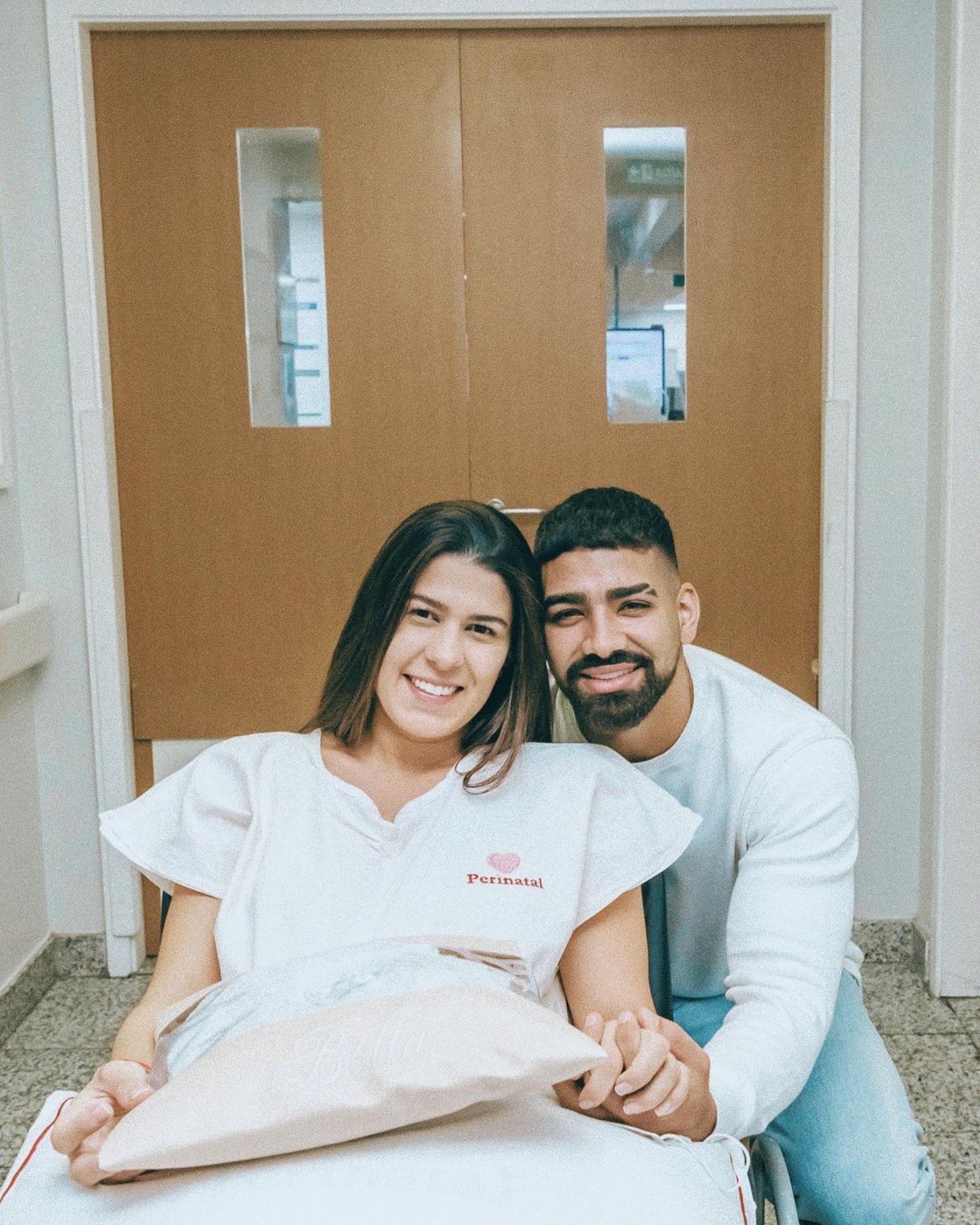 Cantor Dilsinho posta foto com a mulher na maternidade: 'Vem, filha'