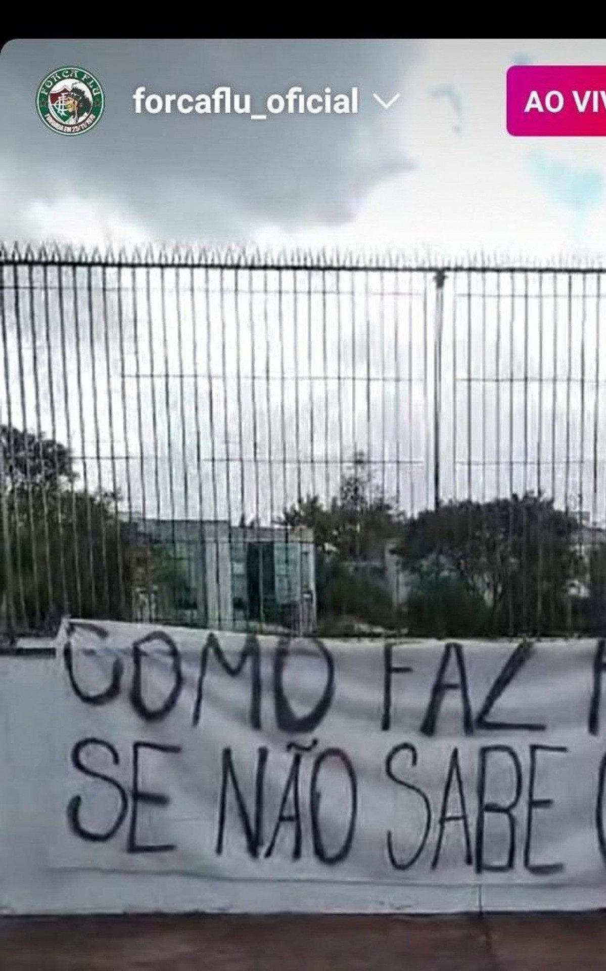 Torcedores do Fluminense protestam no CT Carlos Castilho