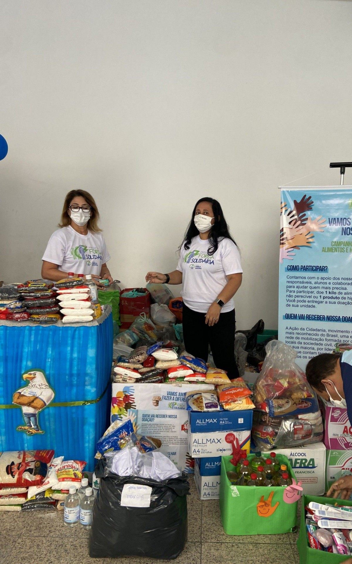 A diretora de RH, Marcia Brum, organizando as doações