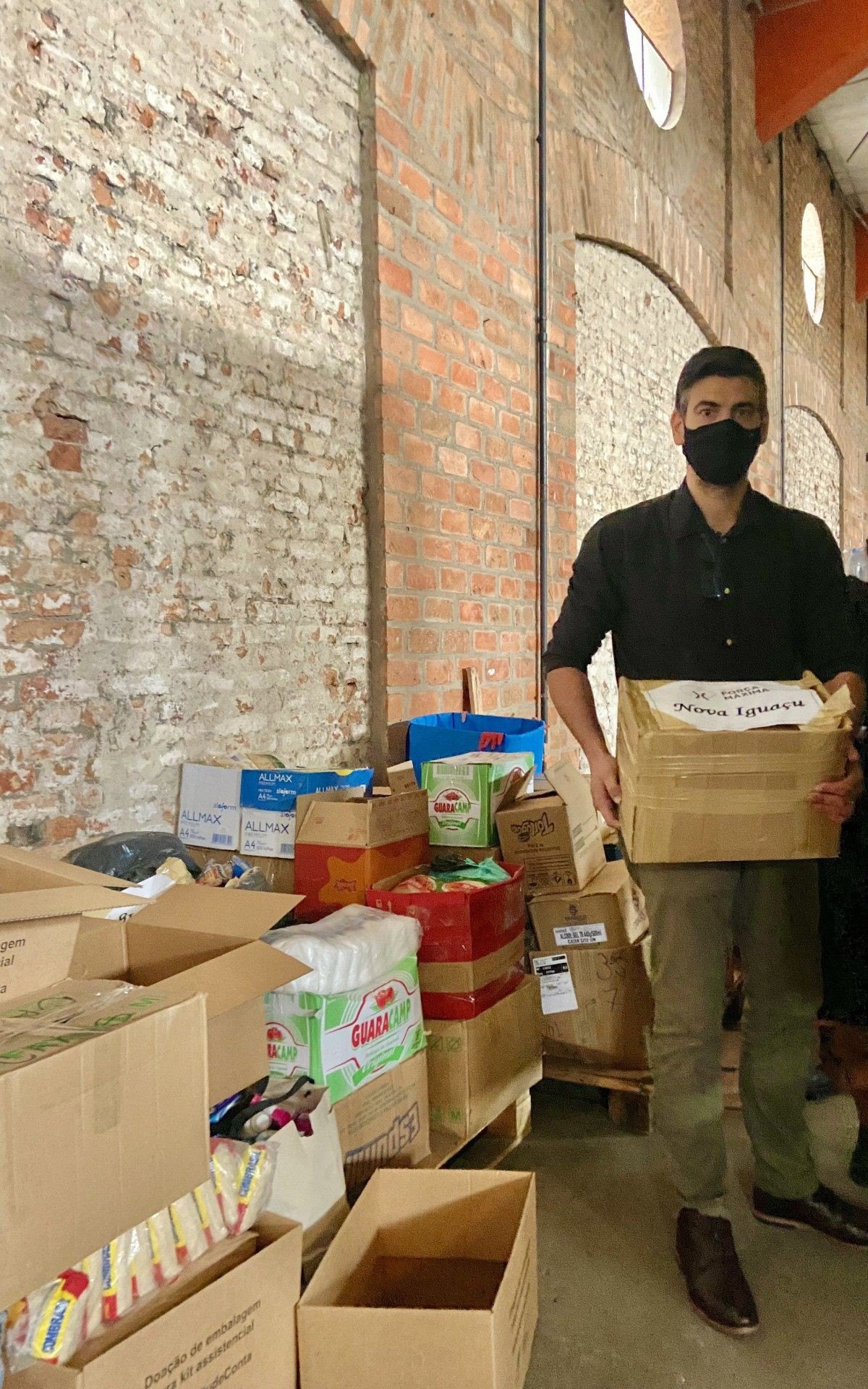 O diretor Daniel Bergantinos ajudando a descarregar o caminhão de doações na ONG