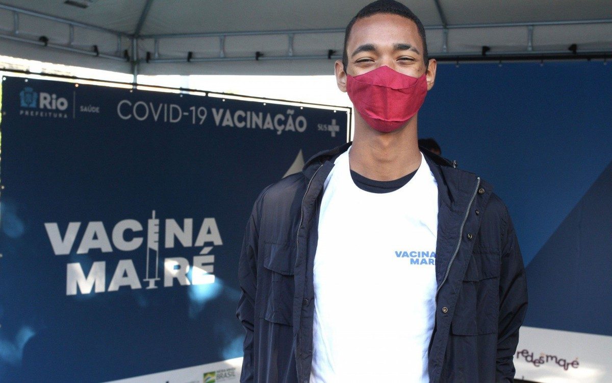 Prefeitura inicia a vacinacao em massa na comunidade da Mare
Raphael Vicente primeiro vacinado - Robson Moreira