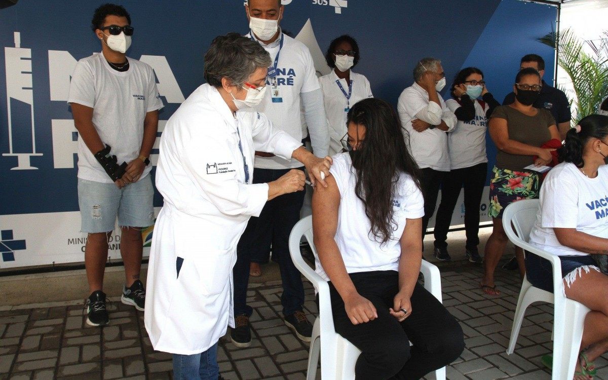 Prefeitura inicia a vacinacao em massa na comunidade da Mare
Maria Antonia - Robson Moreira