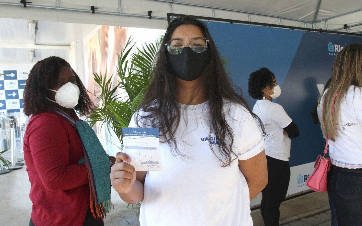 Prefeitura inicia a vacinacao em massa na comunidade da Mare
Maria Antonia - Robson Moreira