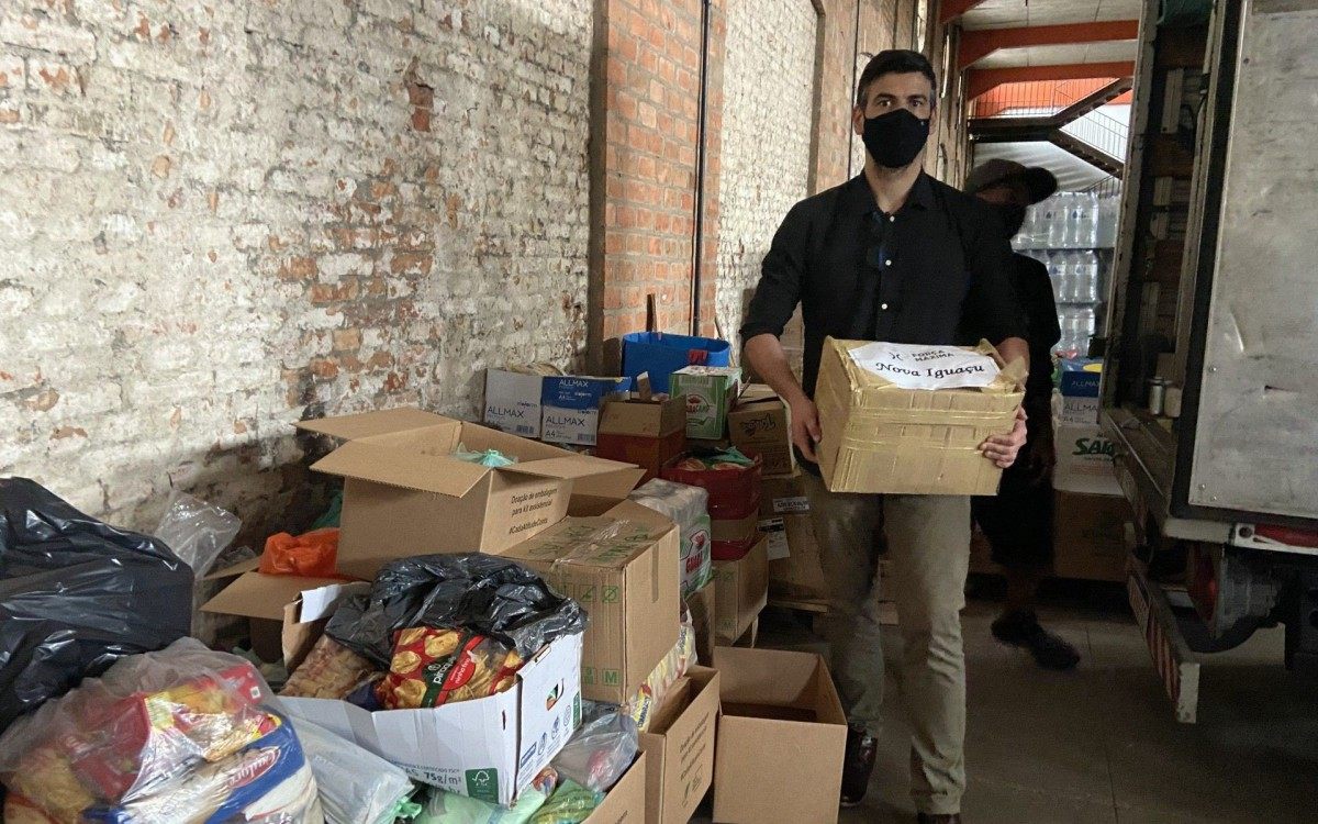 Foram arrecadados alimentos e materiais de higienização, incluindo máscaras e álcool em gel