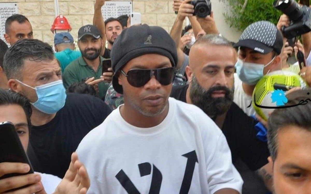 Ronaldinho Ga&uacute;cho homenageia v&iacute;timas de explos&atilde;o em Beirute 