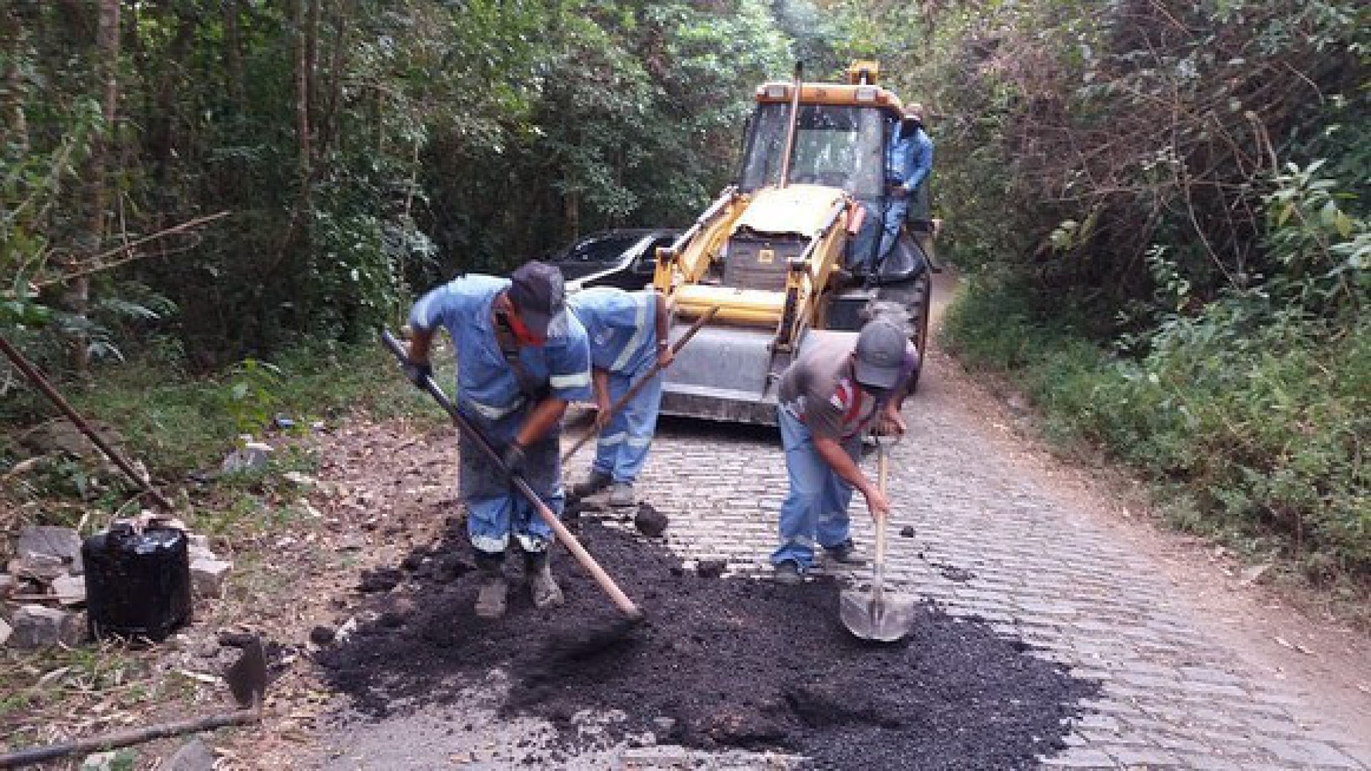 Recupera&ccedil;&atilde;o da Estrada de acesso ao Pico da Caled&ocirc;nia, em Nova Friburgo