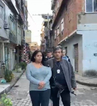  Policiais da 41ª DP (Tanque) prenderam a foragida da Justiça do Rio Viviane Vieira Toledo - Divulgação