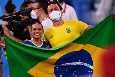 Após conquista nos Jogos Olímpicos, medalhista olímpica agradece treinador: 'Me transformou na melhor'