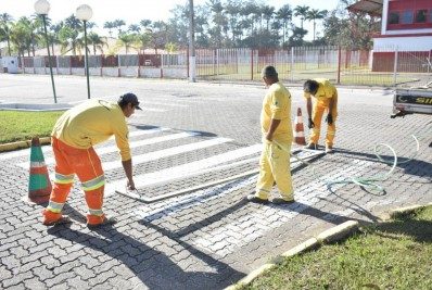 Ruas do Nova Colônia recebe reparos na sinalização